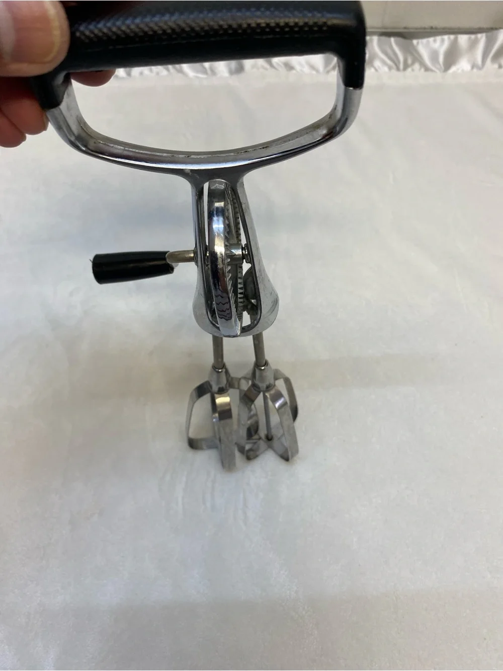 Vintage MAYNARD EGG BEATER HAND MIXER CREAM HANDLE ROTARY UTENSIL Works Great
